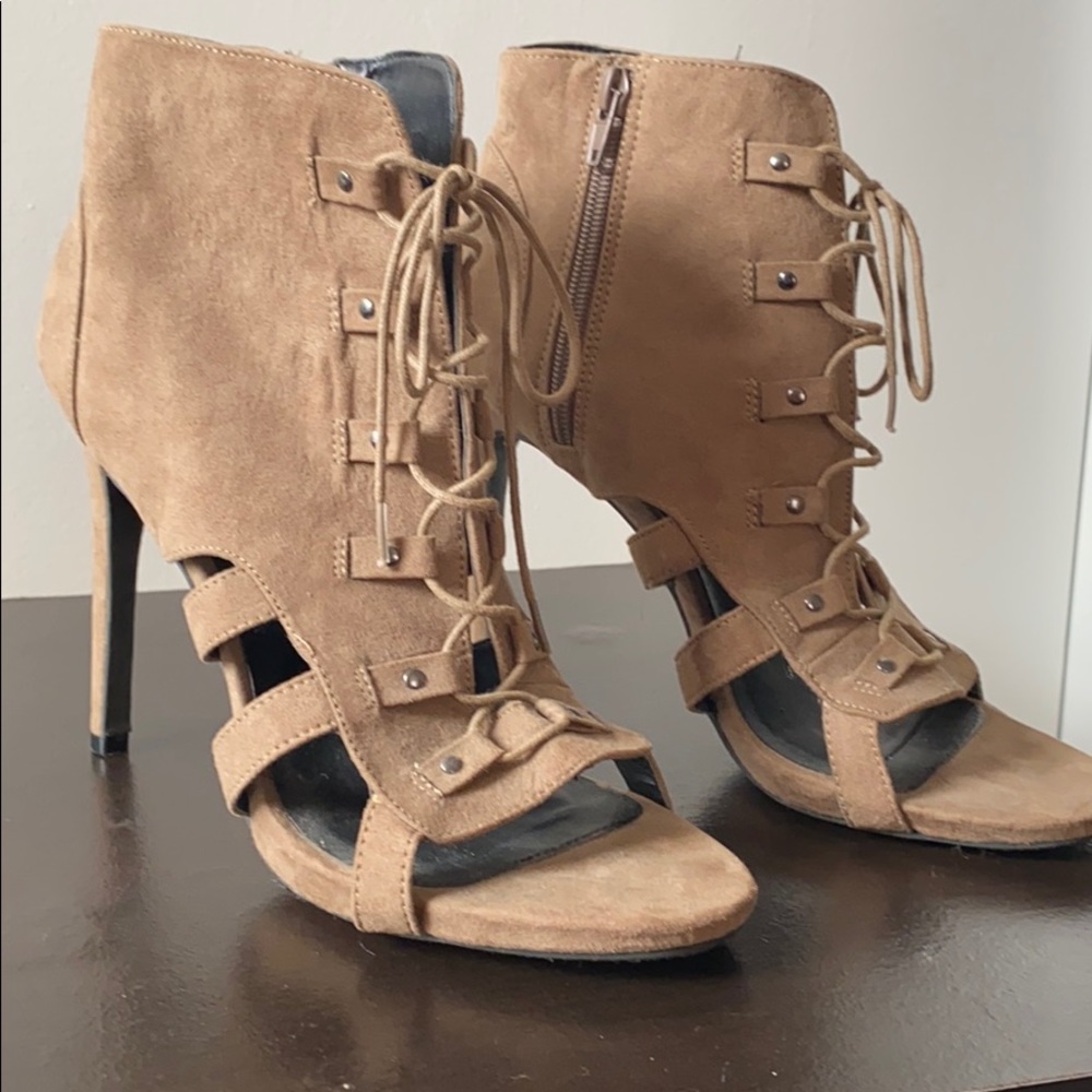Tan heels - Picture 2 of 3